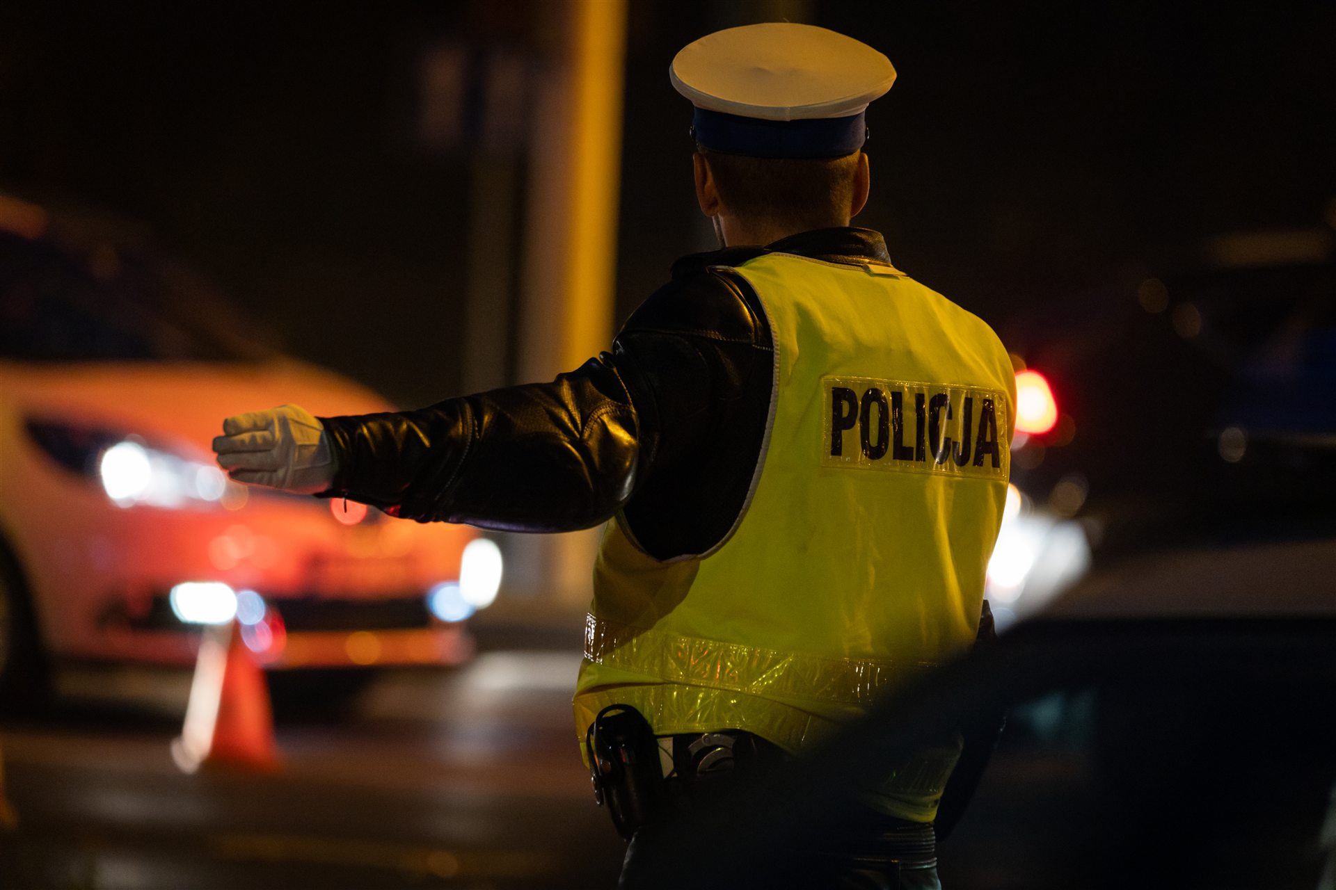 Policjant kierujący ruchem nocą